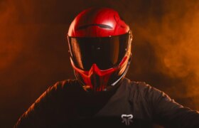 Ruroc AT4.0 Hellside は、燃えるようなひねりを加えた限定版のヘルメットです
