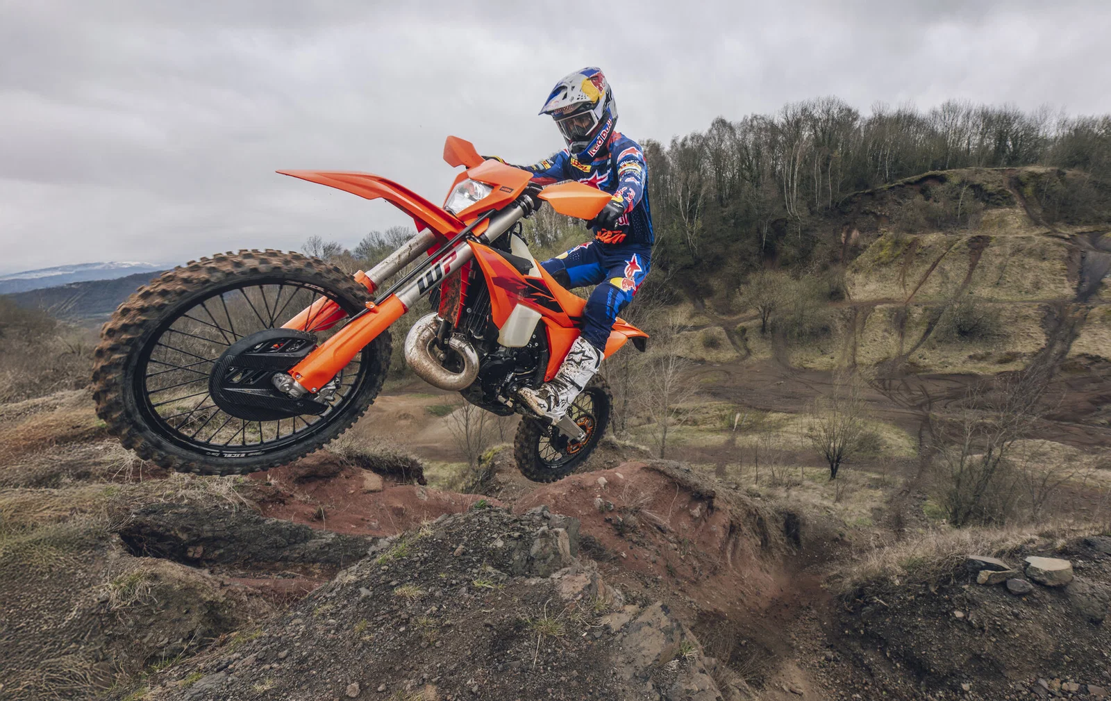 2027 KTM 300 EXC バイクが稼働中。