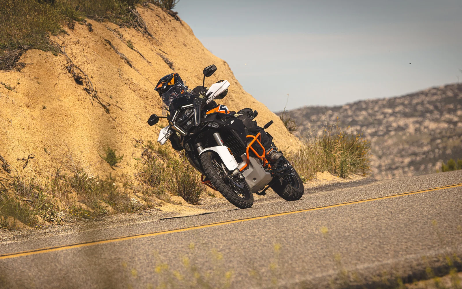 道路を走る KTM 1390 スーパー アドベンチャー R。