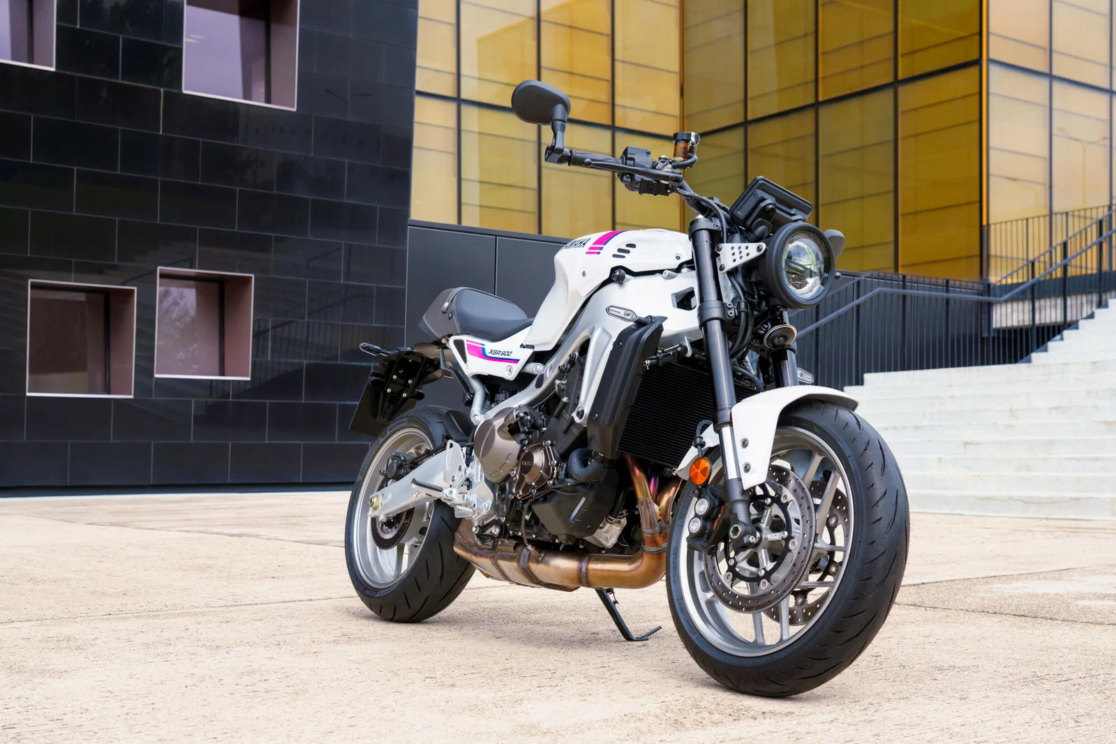 2027 ヤマハ XSR900 ネオンホワイト。