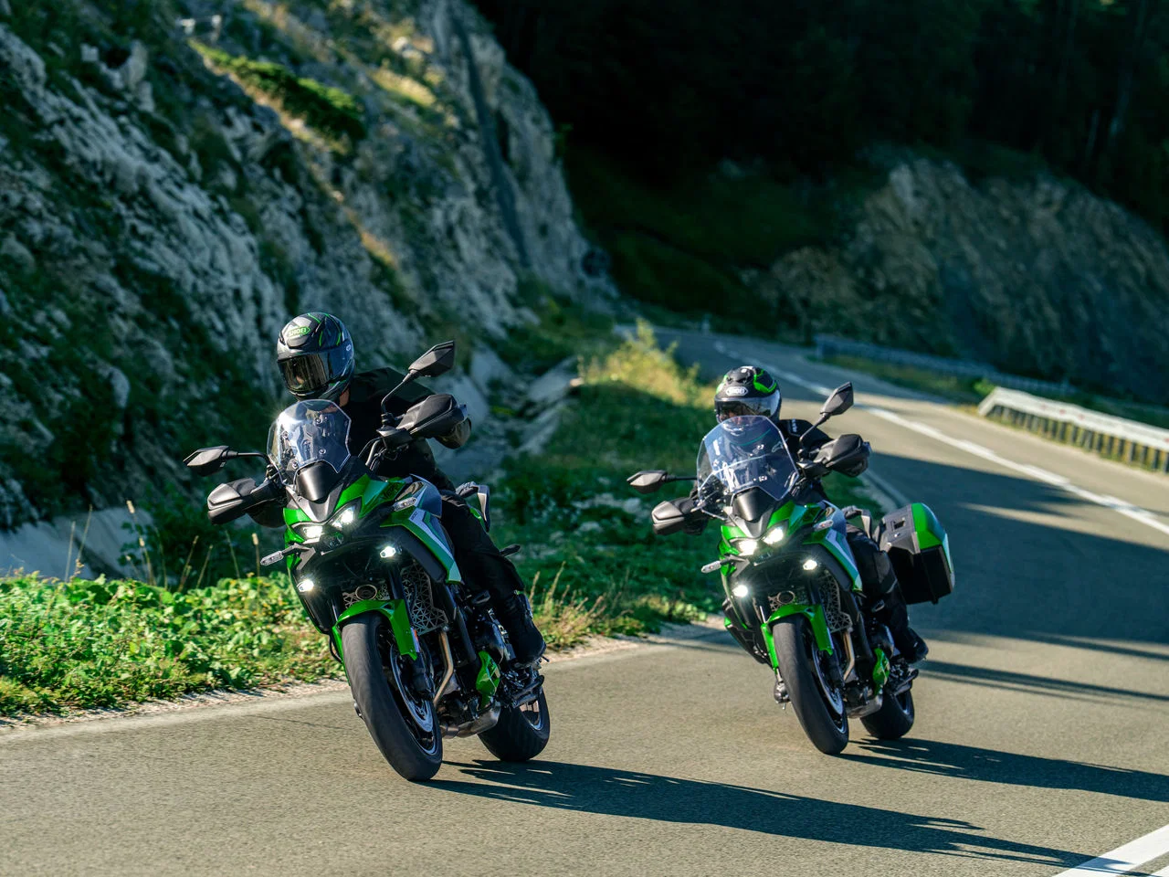 道路上の新しいカワサキ Versys 900 バイク。