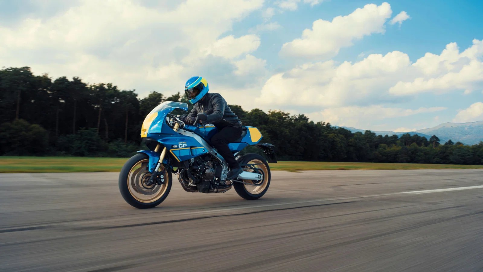 ヤマハ XSR900 GP が走行中。