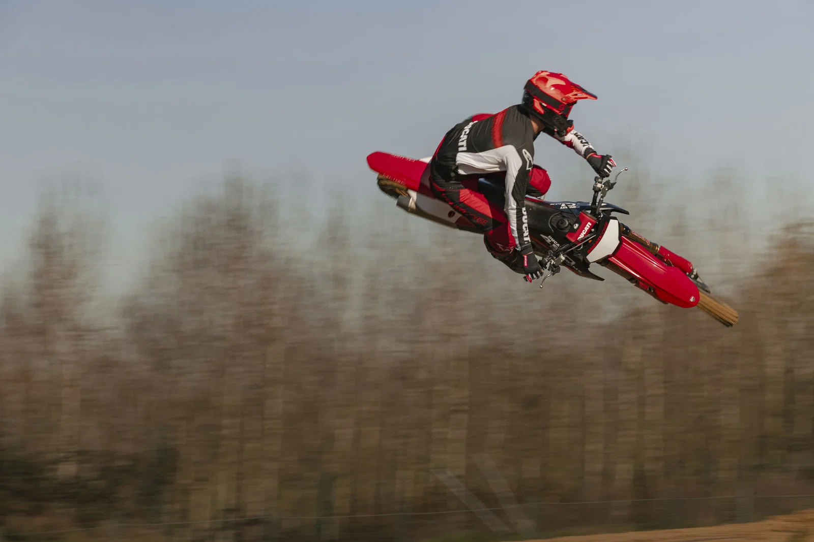 新しい Ducati Desmo450 MX ファクトリーが空中に
