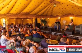 ABR フェスティバルはトーク、サイレント ディスコ、沼地での MCL26 を屋内で開催
