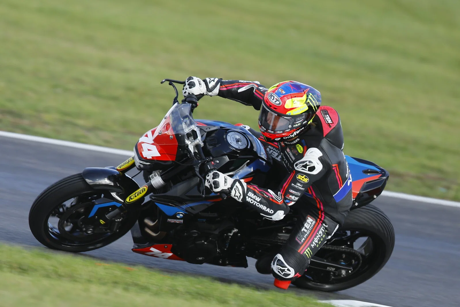BMW F900 R カップでレースをするデイビー・トッド。