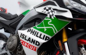 アプリリア RS 660 フィリップアイランド・トリビュート、MotoGP サーキット離脱で「切れない絆」を祝う