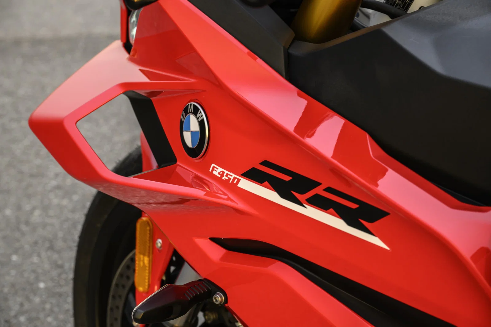 ウイングレットを備えたBMW F450 RR。