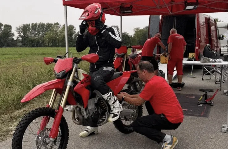 Ducati Desmo450に座るシルビオ・サッバ。クレジット: Silvio Sabba/Facebook。