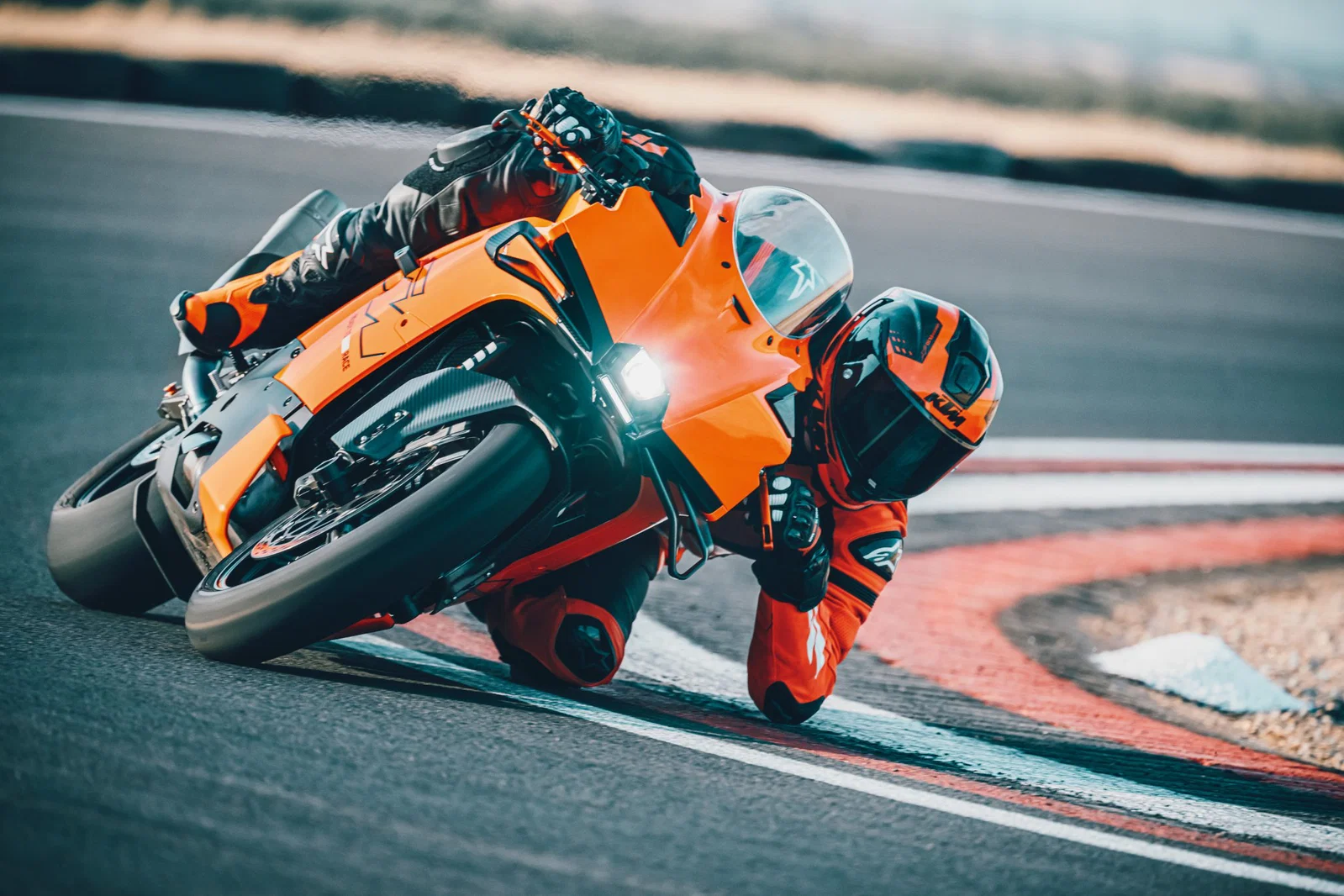 コース上のKTM 990 RC R。