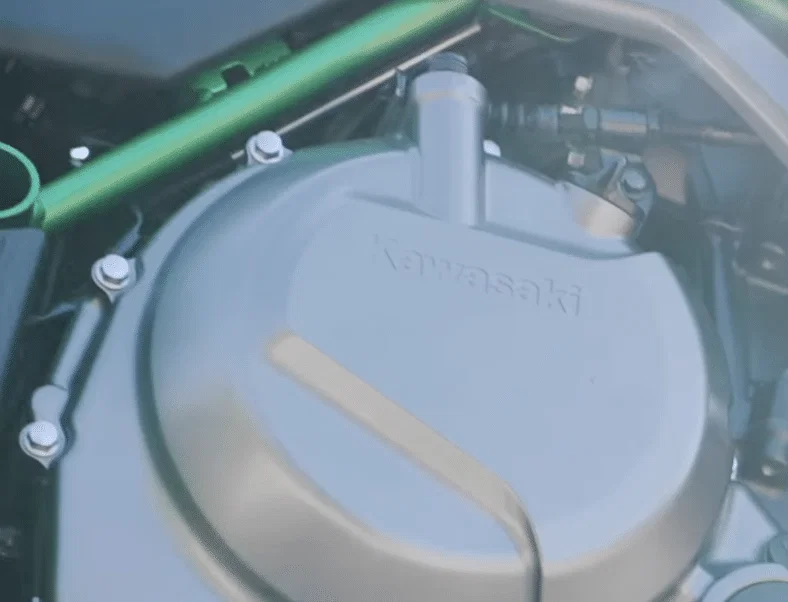 新しいバイクのクラッチ カバーは、KLE500 よりもフレームにかなり近いです。