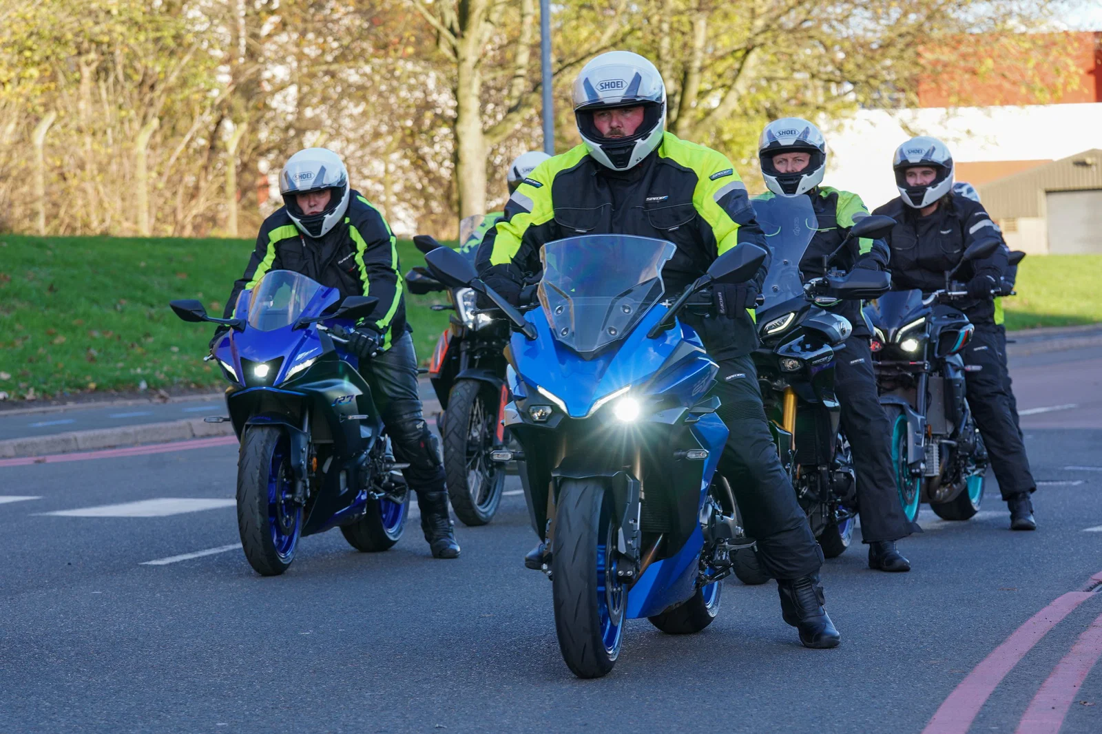 これからドライブに出発するバイクライダーのグループ