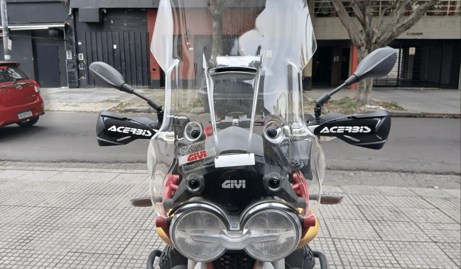ケニーが乗るのはV85TT ヴェルジェス