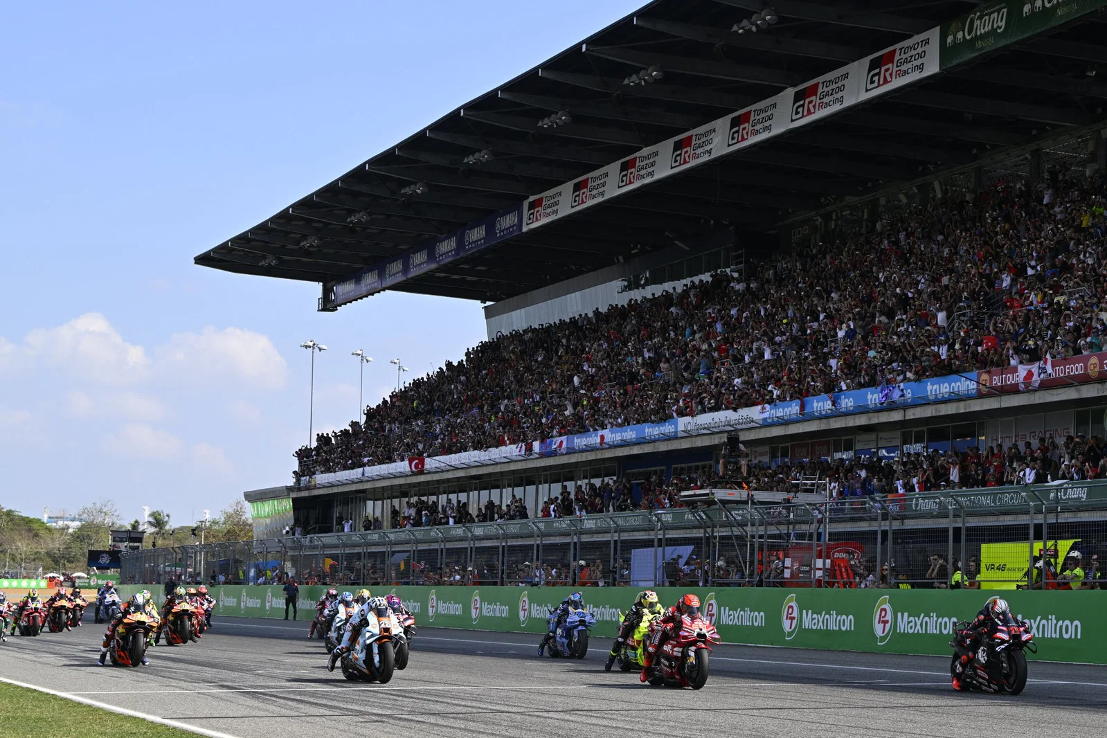 MotoGPレーススタート。クレジット: ゴールドとグース。