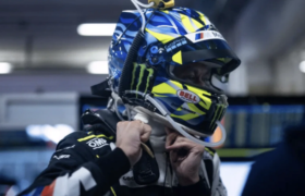 MotoGPレジェンドのバレンティーノ・ロッシ、バルセロナでのGTレース中に運転席ドアを失う