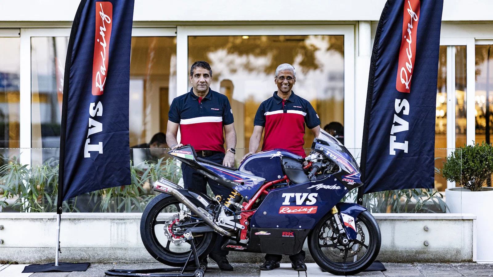 LR - TVS Motor Company、プレミアム ビジネス部門責任者、Vimal Sumbly 氏および TVS Motor Company、R&D 担当上級副社長、R.Babu 氏