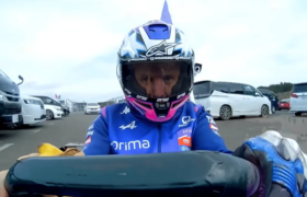 ご覧ください：ジャック・ミラーとトプラク・ラズガトリオグルの陽気なMotoGPゴーカートのふざけた行為が全面展示されています