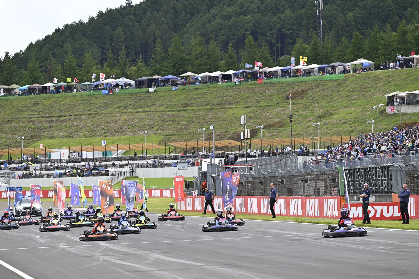 もてぎで開催されるゴーカートMotoGPレース。クレジット: ゴールドとグース。