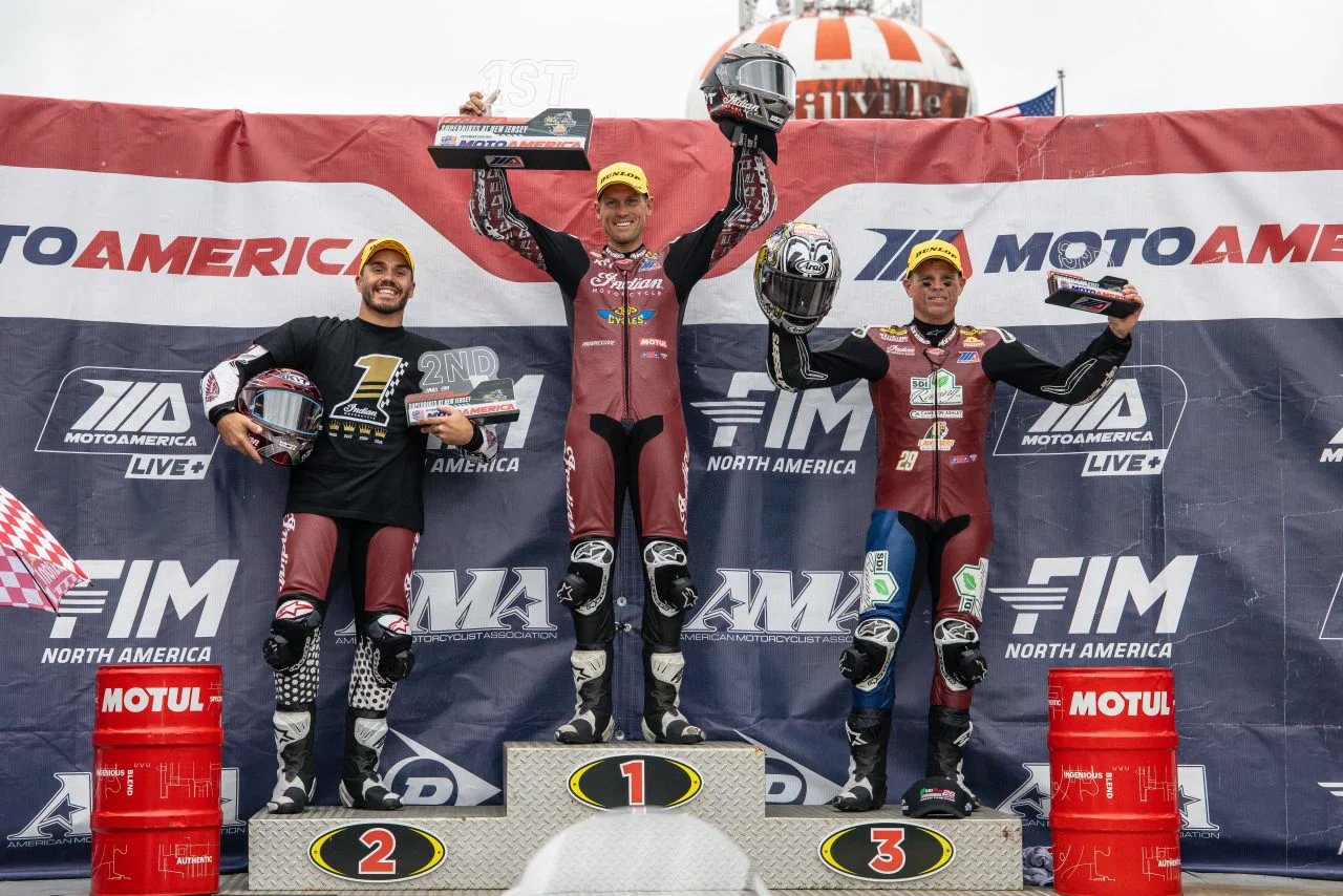 表彰台に上がるインディアンモーターサイクルライダー。