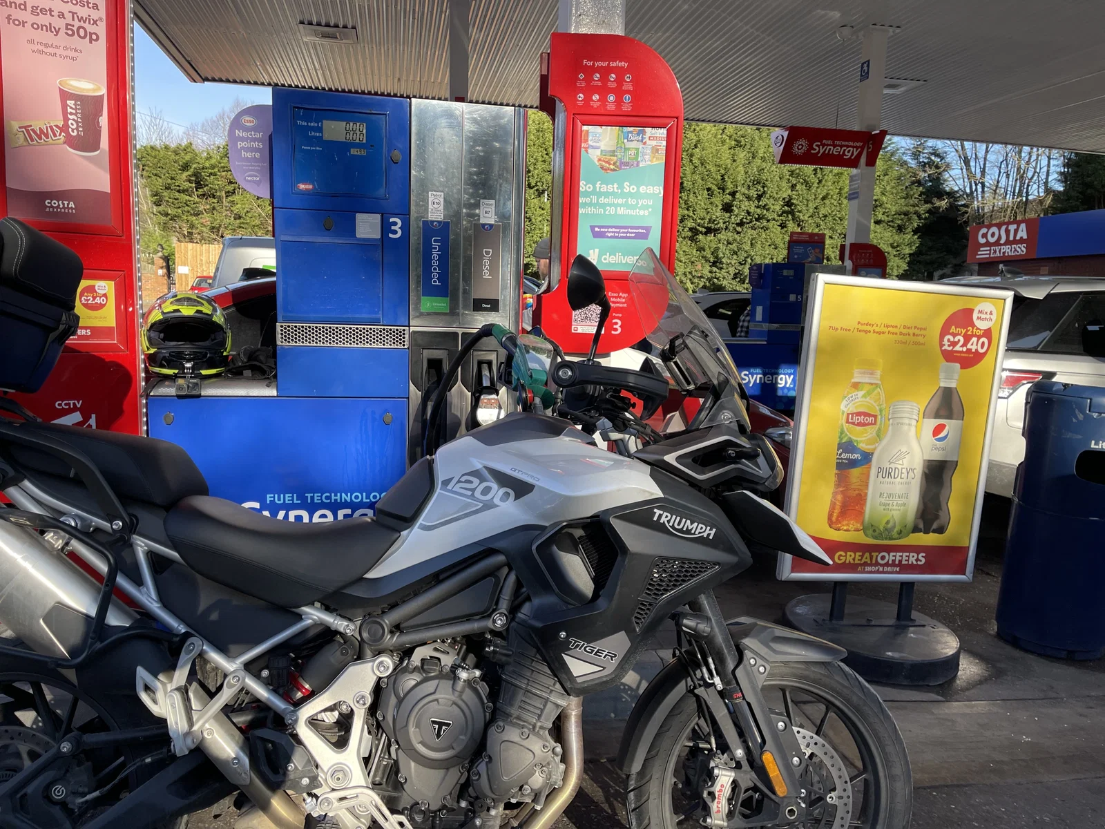 トライアンフは給油のために停車した。