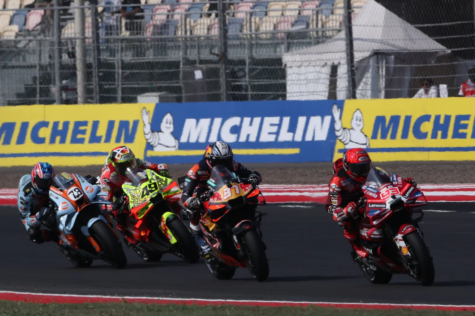 インドネシアのマンダリカで開催されるMotoGPレース。クレジット: ゴールドとグース。